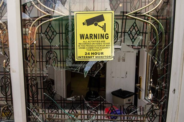 تحطيم نوافذ 5 مساجد واقعة فى 3 مناطق بمدينة “برمنجاهم” بواسطة مطرقة !