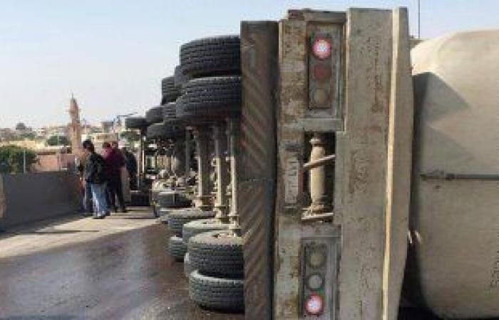 انقلاب سيارة نقل بمقطورة محملة بالحبوب علي طريق المحلة كفر الشيخ..