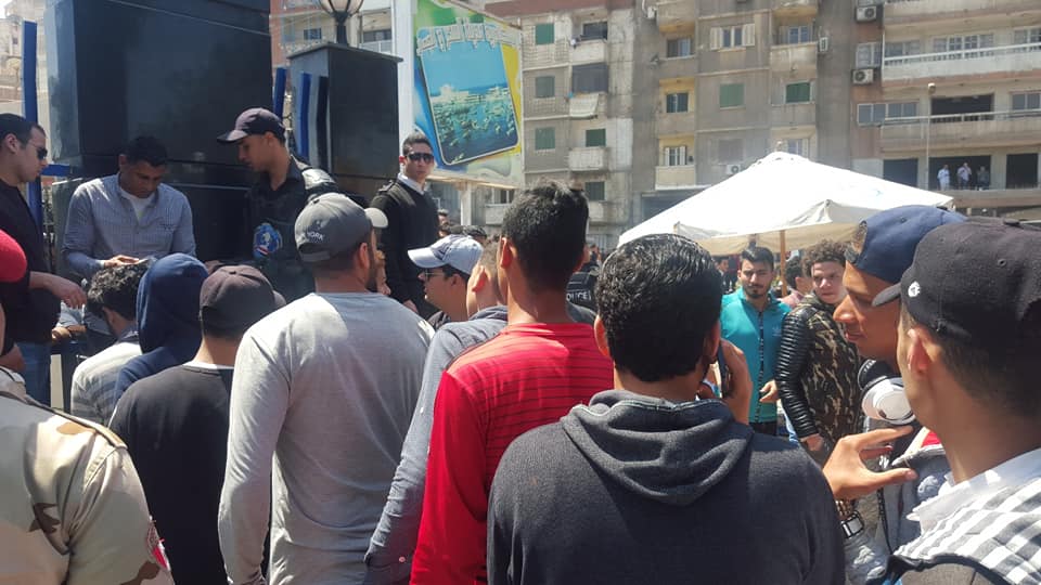 زحام في محيط نادي سموحه لشراء تذاكر الأهلي..