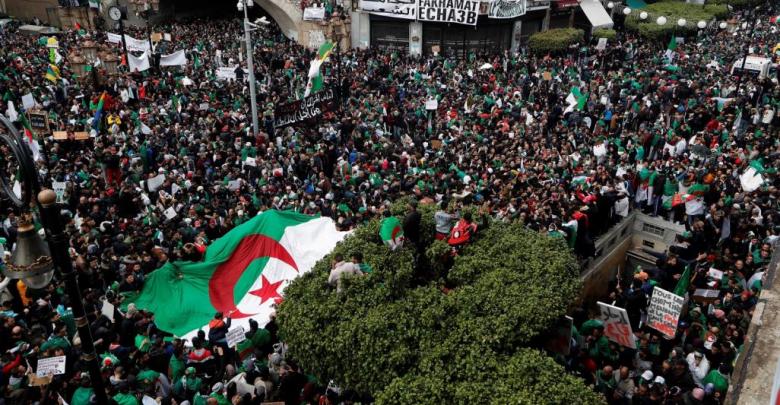 احتفالات في الجزائر وتحذير من التدخل الاجنبي