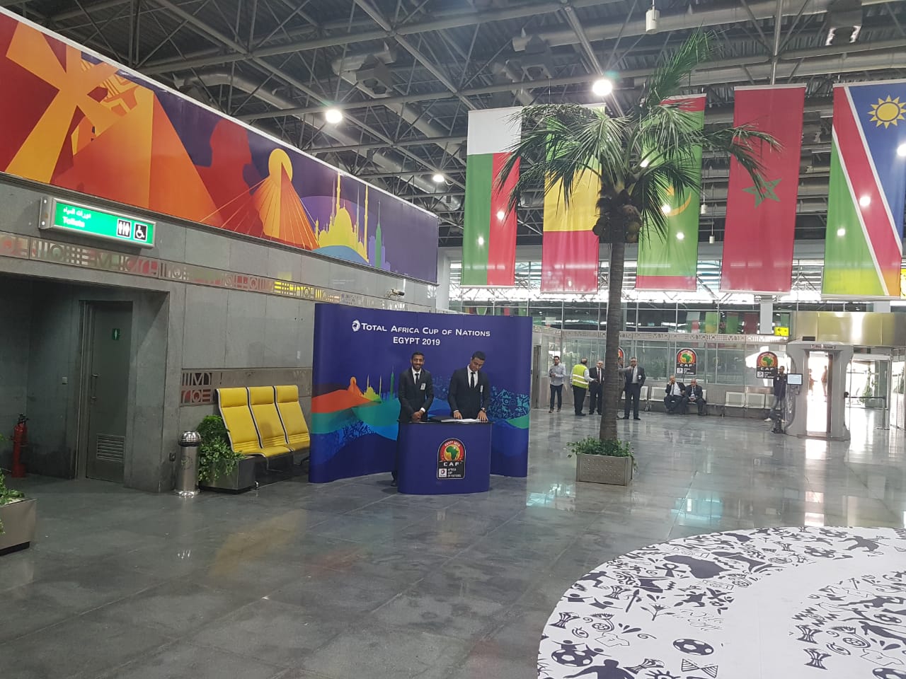 تزينت صالة 4 بمطار القاهرة الدولى بأعلام الدول الـ24 التى يشارك منتخباتها فى منافسات بطولة الأمم الإفريقية..