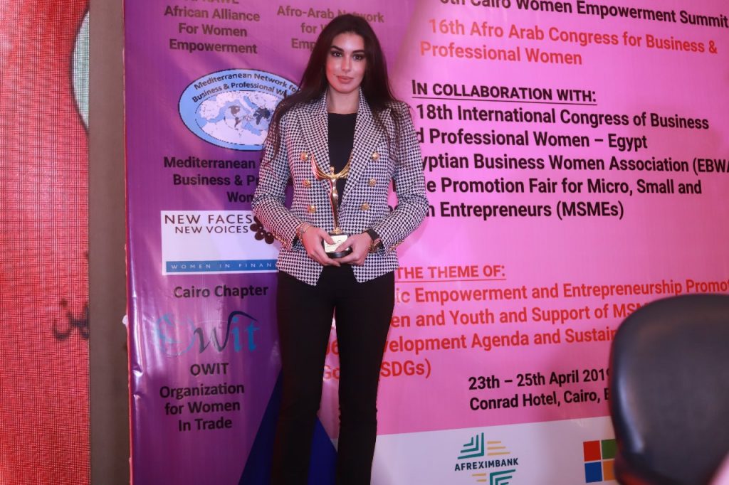 تكريم ياسمين صبرى كسفيرة المرأة الإفريقية..