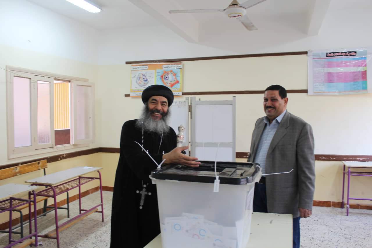 اسقف عام المحلة يدلي بصوته في الاستفتاء علي التعديلات الدستورية