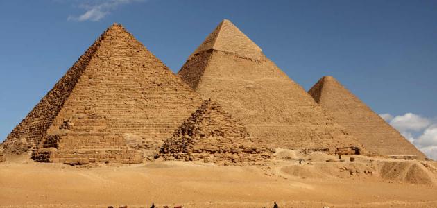 تسلق شاب فى الثلاثين من عمره، الهرم الأكبر “خوفو”، وإلقاء حجارة على الزائرين بالمنطقة الأثرية..