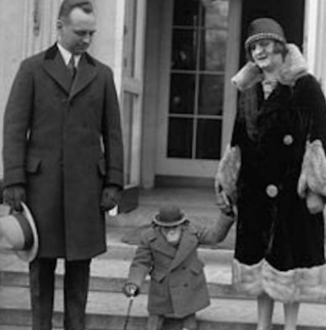 فصل مذيع بإذاعة (بي.بي.سي) لإستهزاؤه بالمولود الملكي الجديد ..