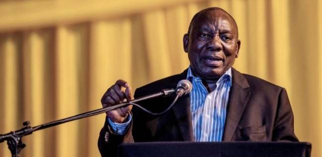 أعلن رئيس جنوب أفريقيا سيريل رامافوزا، تشكيل حكومة جديدة نصفها من النساء، مع خفض عدد الوزراء من 36 الى 28 وزيرًا …