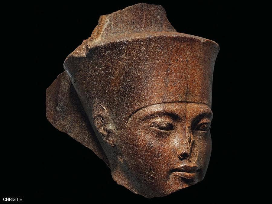 تقدمت وزارة الآثار ببلاغ للنائب العام بشأن عرض 32 قطعة أثرية تنتمى للحضارة المصرية، للبيع ‏بصالة كريستيز بالعاصمة البريطانية لندن..