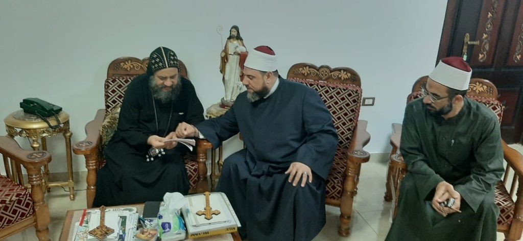 اشترى الأنبا بموا أسقف محافظة السويس، 5 صكوك أضحية من دفاتر صكوك الأضاحى بمديرية أوقاف السويس..