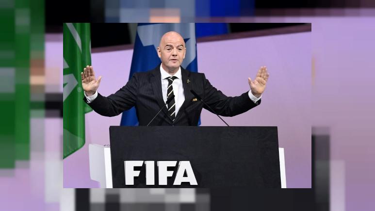 اعتمد الاتحاد الدولى لكرة القدم “فيفا”، برئاسة جيانى إنفانتينو، بعض التعديلات الجديدة على قوانين كرة القدم والتى سيتم تطبيقها على جميع البطولات اعتبارا من 1 يونيو الجارى !