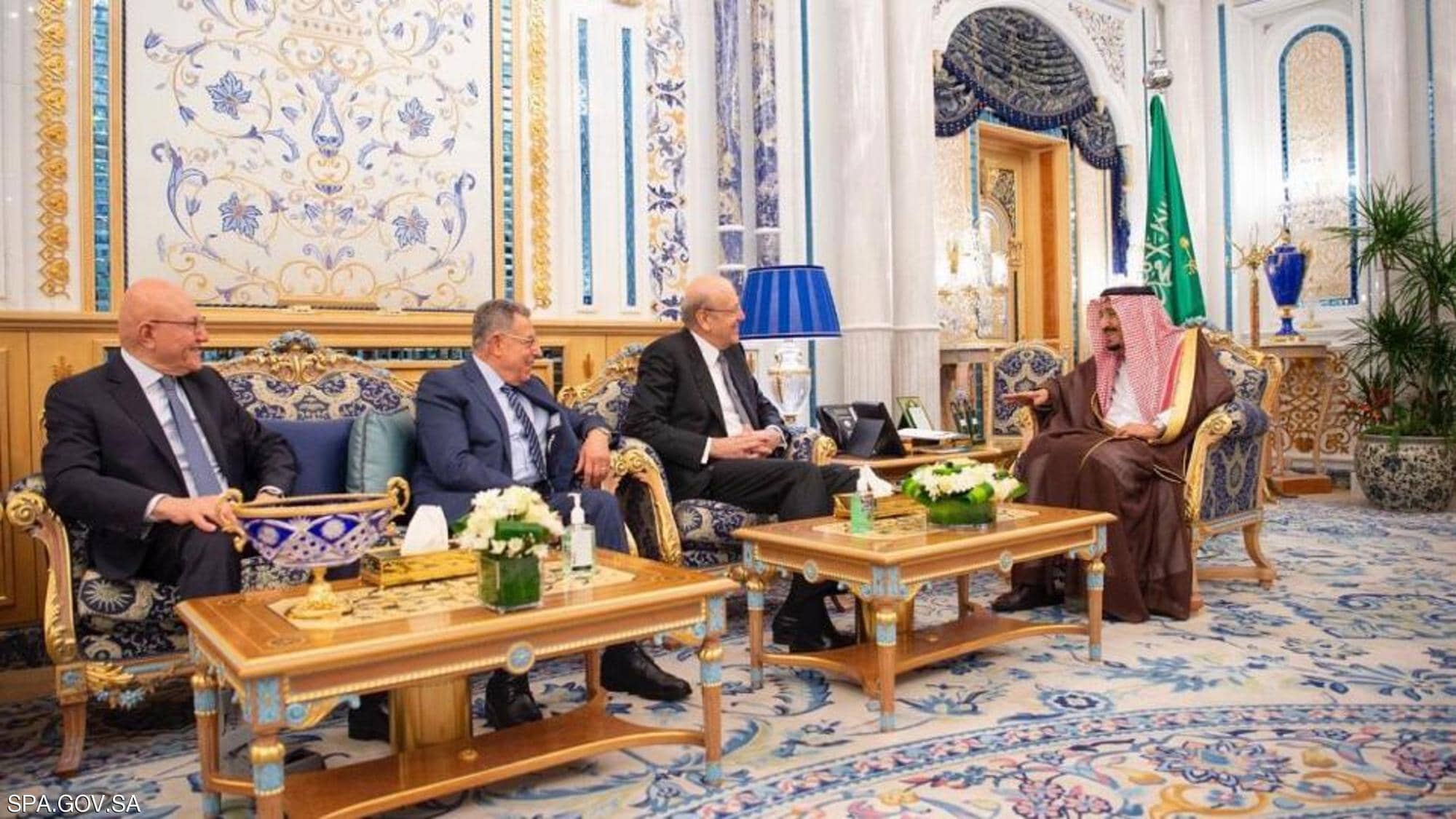 الملك سلمان يستقبل رؤساء وزراء سابقين للبنان