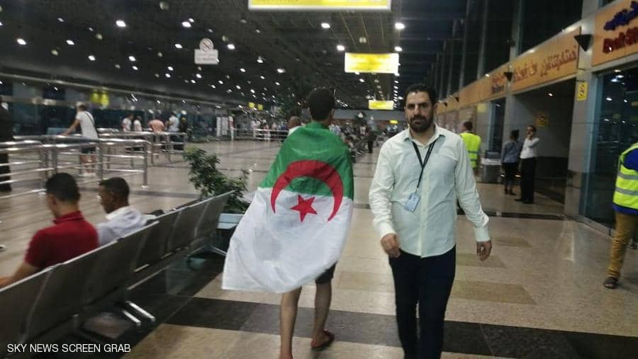 مصر تنهي أزمه العالقين من الجمهور الجزائري بمطار القاهره الدولي
