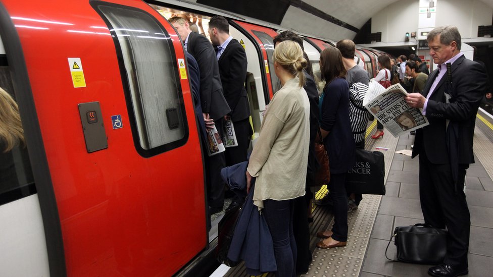 هجوم بالغاز داخل قطار ” مترو انفاق ” لندن