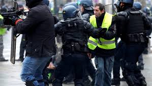 باريس مشتعله بسبب أصحاب السترات الصفراء !