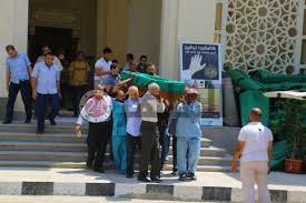 احمد نظيف وحيدا في جنازه والدته