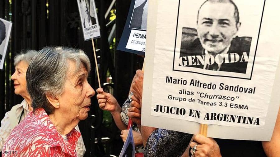 بعد 35 عاما.. فرنسا تسلم “المجرم الارجنتيني”