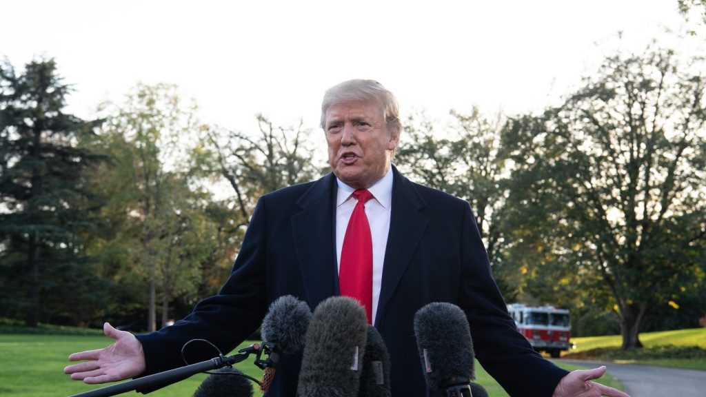 كبير الديمقراطيين في مجلس الشيوخ يدعو الشهود للادلاء بشهادتهم بشأن ترامب