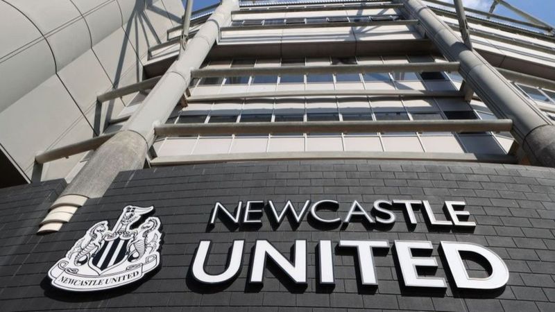 الاستحواذ السعودي على نيوكاسل: جماهير النادي تستقبل الخبر برقصة العرضة