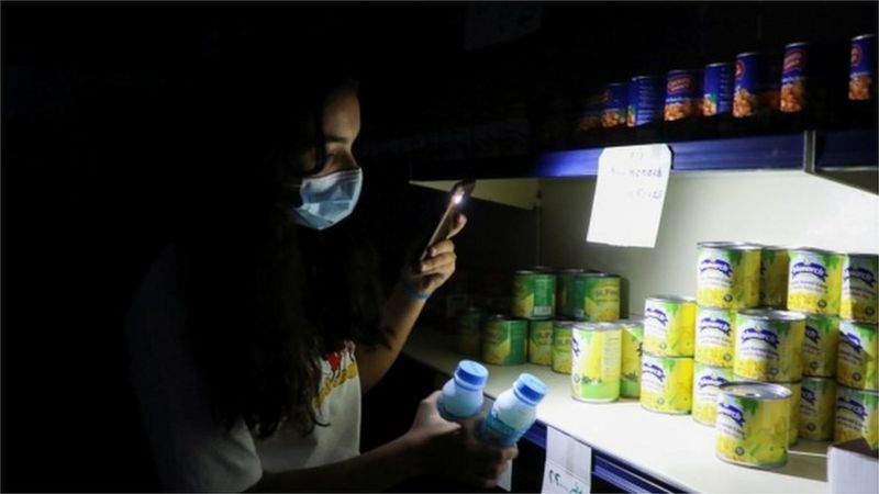 لبنان “يغرق في الظلام” بعد توقف شبكة الكهرباء