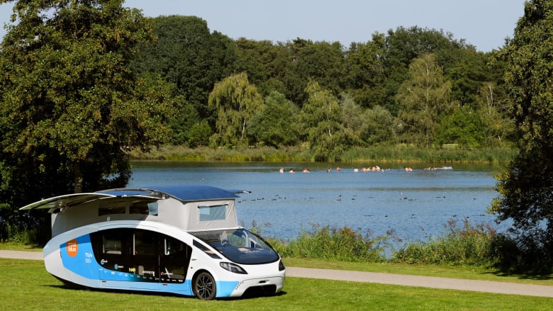 عربة كارافان تقطع مسافة ألفي كيلومتر عبر أوروبا دون التوقف للحصول على الوقود أو الشحن