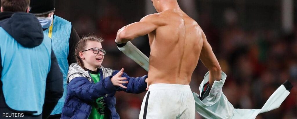 مشجعة مراهقة “تغزو” الملعب من أجل رونالدو