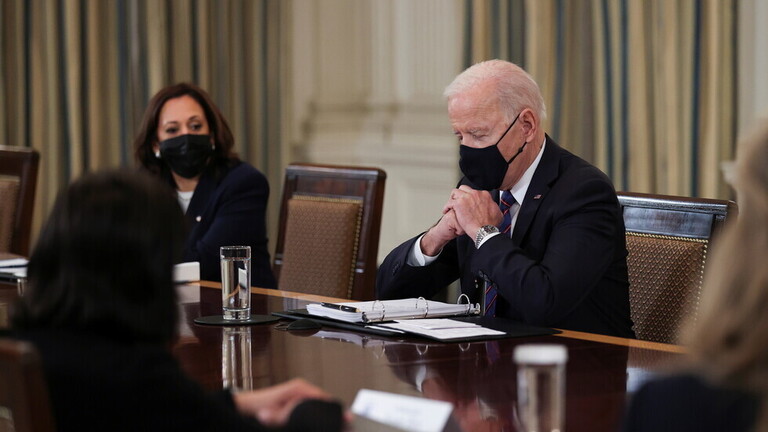 كامالا هاريس تفند التقارير حول توتر علاقاتها مع بايدن