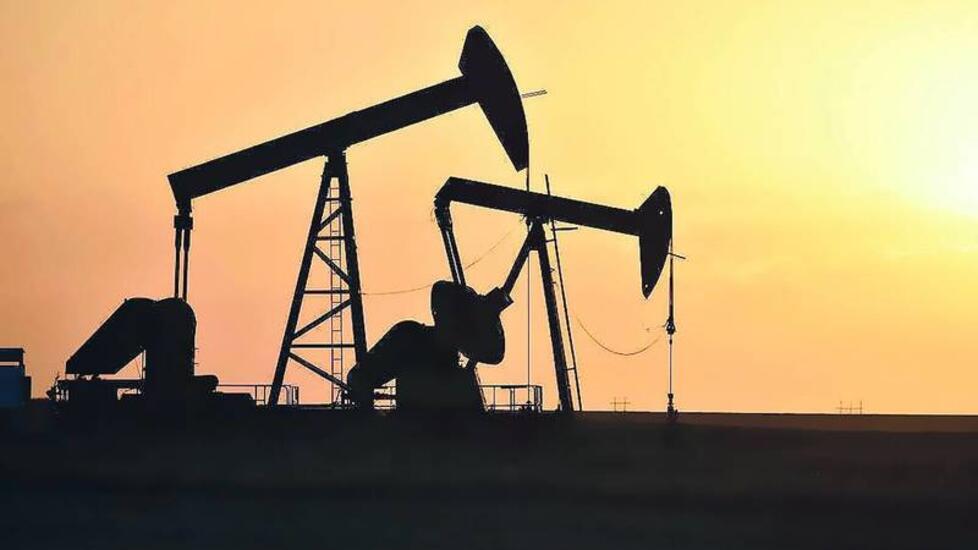 النفط يتخلى عن مكاسبه ويتراجع مع عودة الحذر بسبب قيود أوميكرون