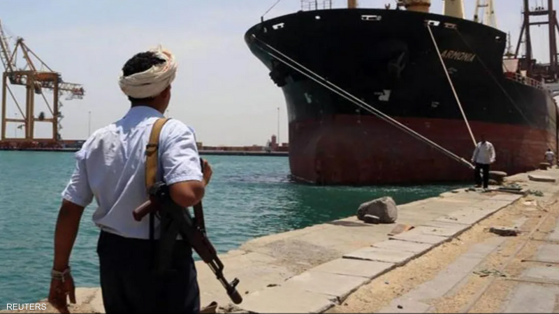 الحوثيون يحتجزون سفينة شحن ترفع علم الإمارات