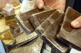 ضبط عاطل بحوزته 156 طربة حشيش وسلاح ناري بسفاجا