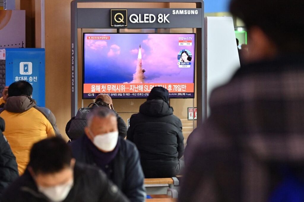 كوريا الشمالية: إطلاق صاروخ جديد تفوق سرعته سرعة الصوت بإشراف كيم جونغ أون