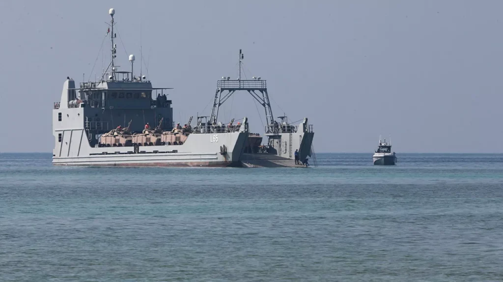 واشنطن ترسل طائرات مقاتلة ومدمرة صاروخية دعما للإمارات في مواجهة “الخطر الحوثي”