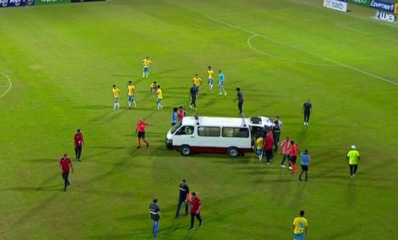 باهر المحمدي يسقط أرضا مغمى عليه بعد تلقيه العلاج في مباراة المحلة!