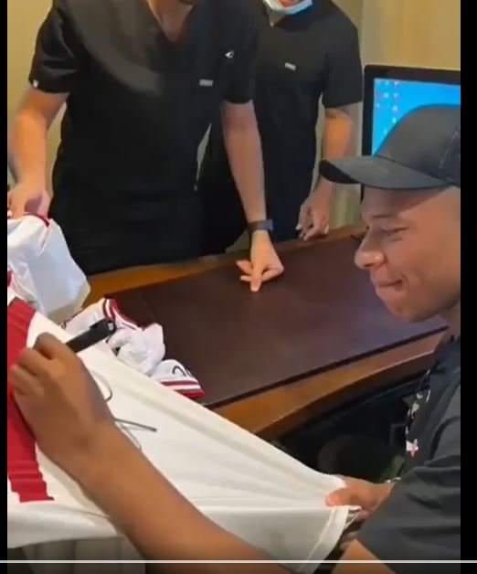 كيليان امبابي يوقع على قميص الزمالك