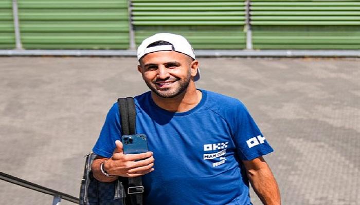 رياض محرز يظهر بهاتف مكسور عقب تجديد عقده مع السيتي