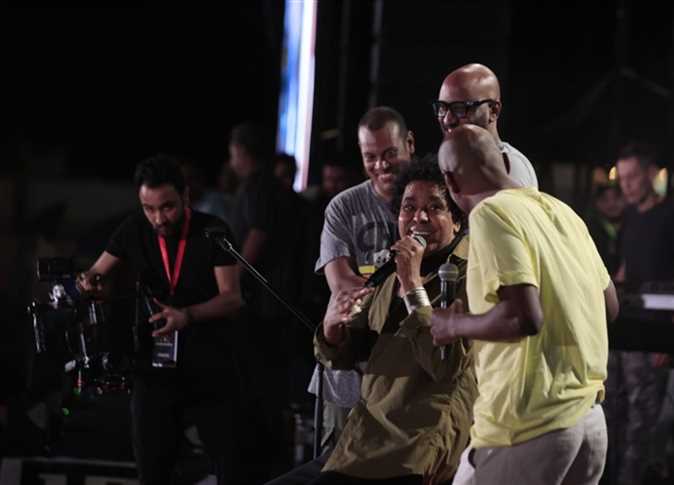 محمد منير “لسه قلبه لم يتعب من المشاوير”