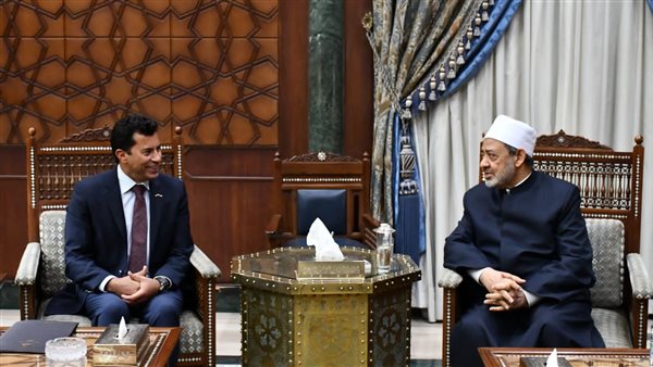 الشيخ الطيب يهنئ وزير الرياضة لتجديد الثقة فيه من القيادة السياسية