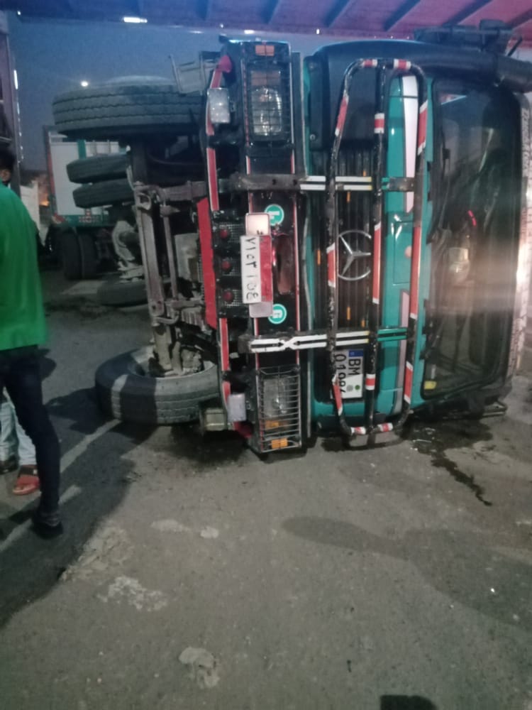 (صور) انقلاب سيارة نقل بالمحلة الكبرى تعطل حركة المرور