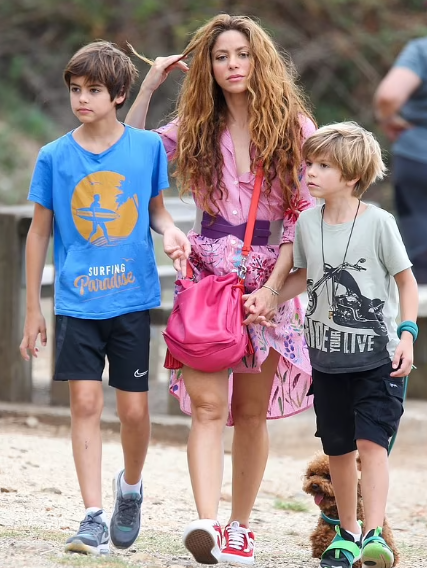 إستمتاع شاكيرا بالنزهه مع اطفالها وغضبها من بيكيه…!