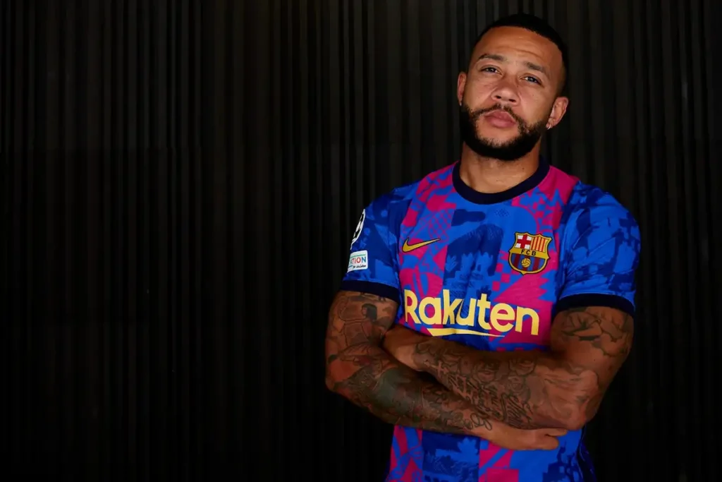بعد تجريده من قميصه.. متى يرحل ديباي عن برشلونة