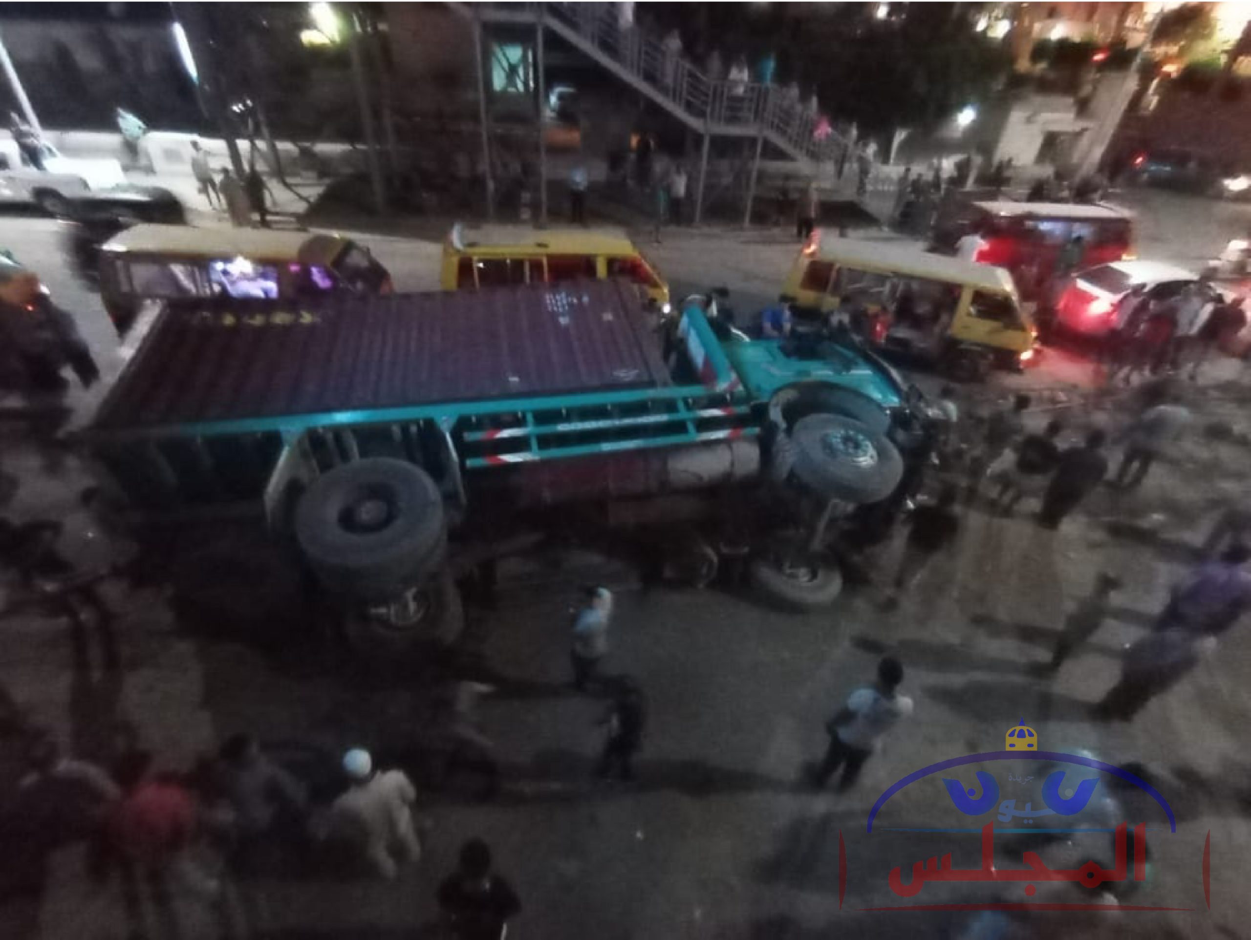 (شاهد) تسريب وقود السيارة المنقلبة بشارع البحر بالمحلة الكبرى ينذر بكارثة!