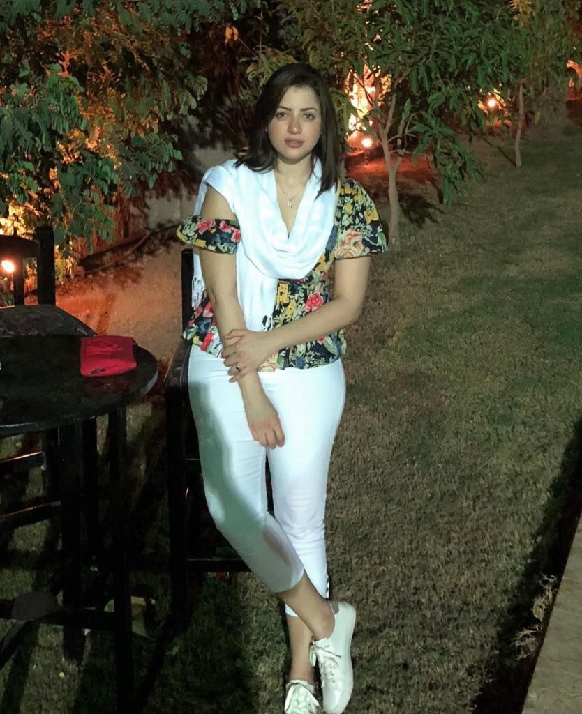 (من جديد) منى فاروق: “بتتكلموا في عرضي ليه؟!”