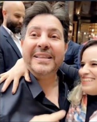 صورة هاني شاكر ومعجبته تثير أزمة