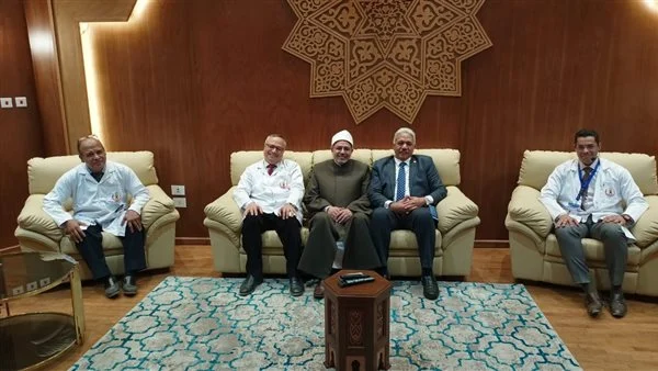 جولة رئيس جامعة الأزهر بمستشفى الحسين الجامعي