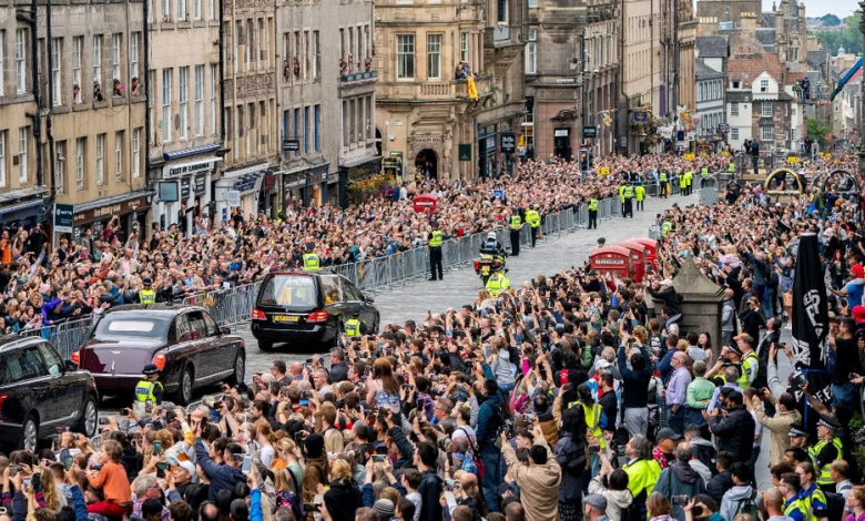 وصول موكب نعش الملكة إليزابيث إلى إدنبره