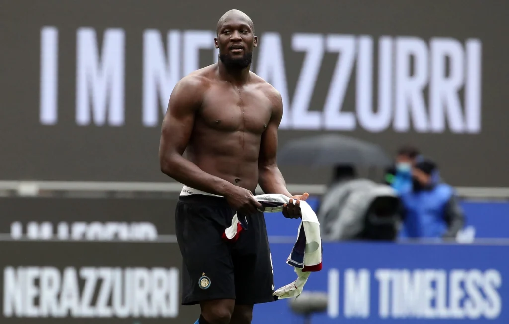 إنتر يترقب عودة مهاجمه لوكاكو قبل لقاء برشلونة بالأبطال