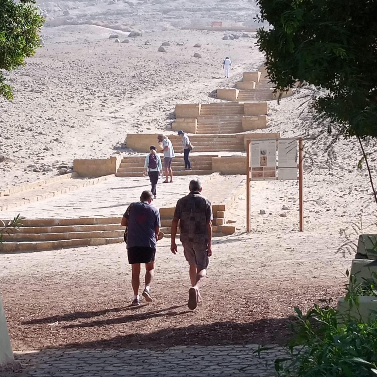 المناطق السياحية :  تستقبل وفد سياحي متعدد الجنسيات