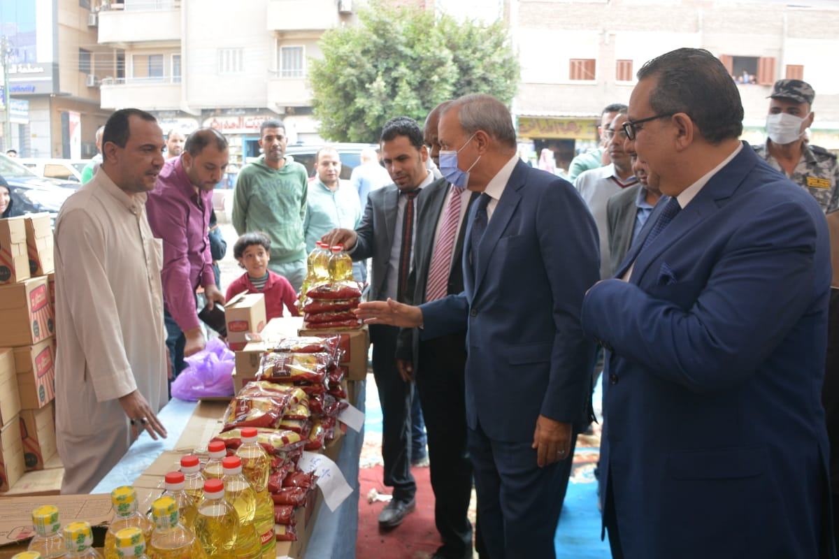 محافظ القليوبية يتابع معرض لبيع السلع والمواد الغذائية المخفضة بمدينة طوخ