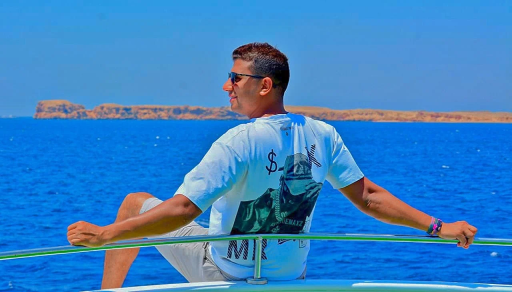 إنفوجراف | حقيقة انتحار شاب من فوق سور القلعة بالقاهرة