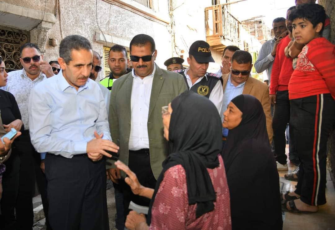 محافظ الغربية يتفقد عشوائيات طنطا القديمة ويستمع لطلبات المواطنين