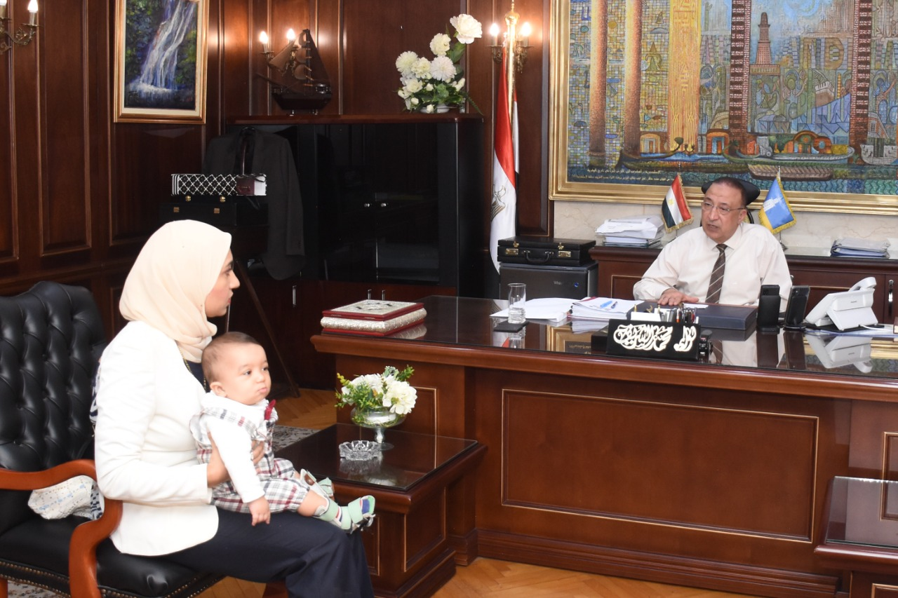 محافظ الأسكندرية يجيب طلب معلمة لمرض طفلها بعد رفضه!