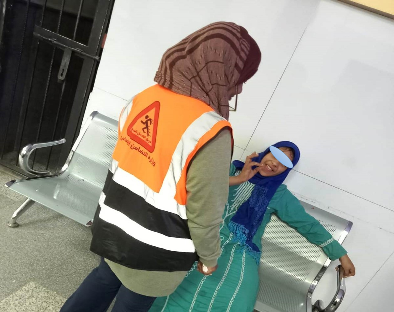 محافظ أسوان يتدخل لإعادة طفلة من ذوي الهمم إلى أهلها